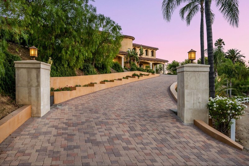 Why Homeowners Prefer a Paver Driveway Over Traditional Concrete
