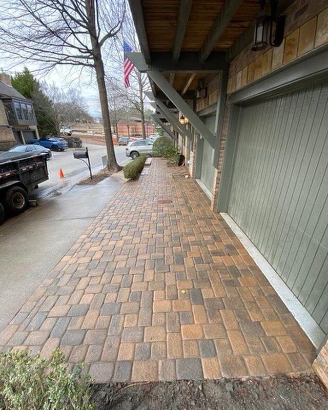 Paver driveway with Hessit Dutch cobble dessert.